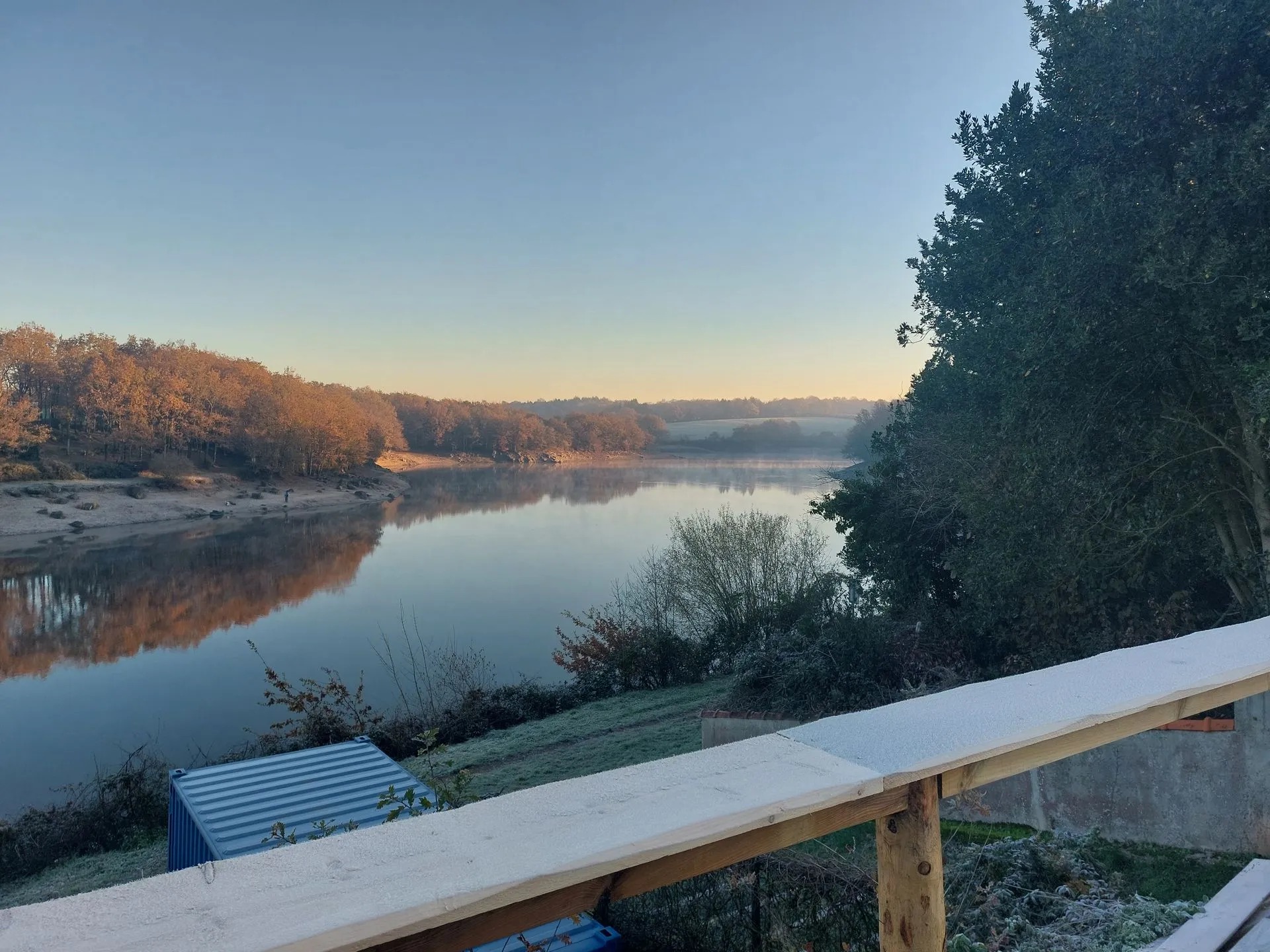 Vue sur le lac au lever du soleil